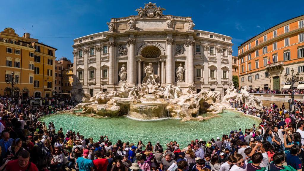 Una multitud frente a la Fontana di Trevi el 20 de abril de 2019.