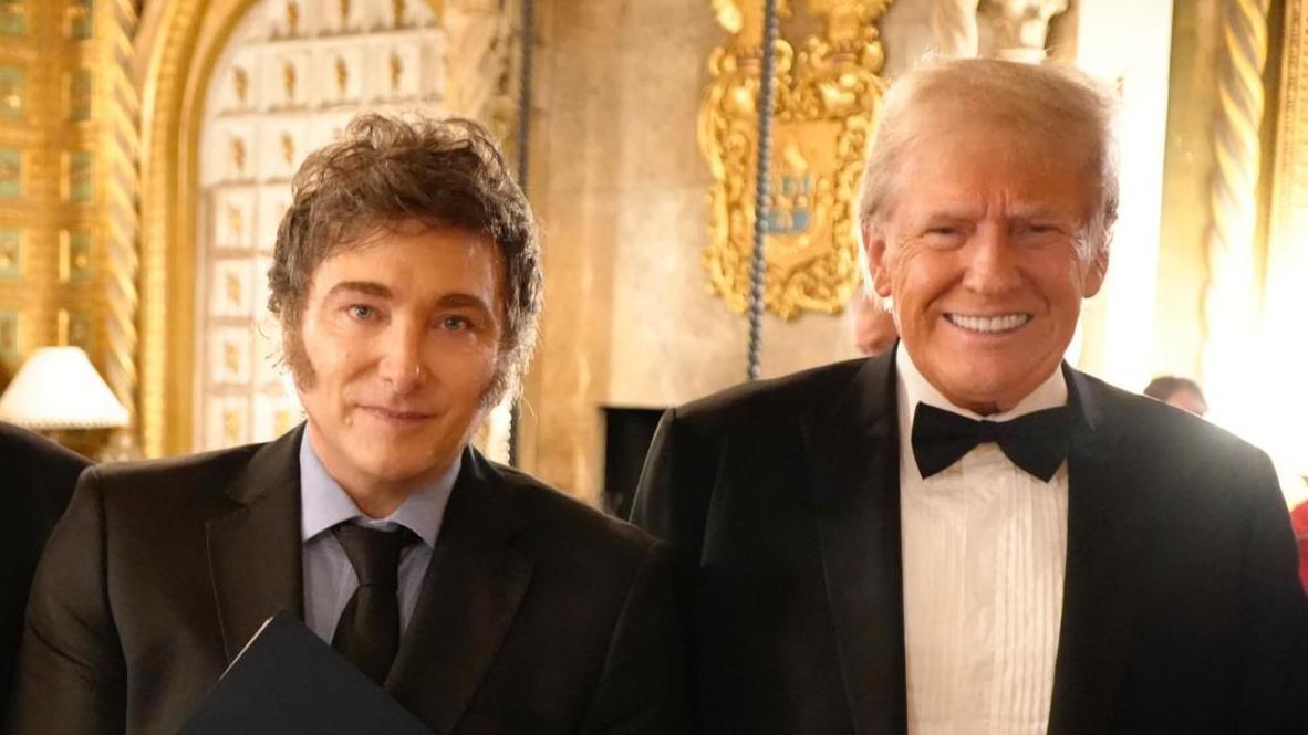 El presidente argentino Javier Milei junto al presidente electo de Estados Unidos, Donald Trump, en Mar-a-Lago, Palm Beach, Florida.