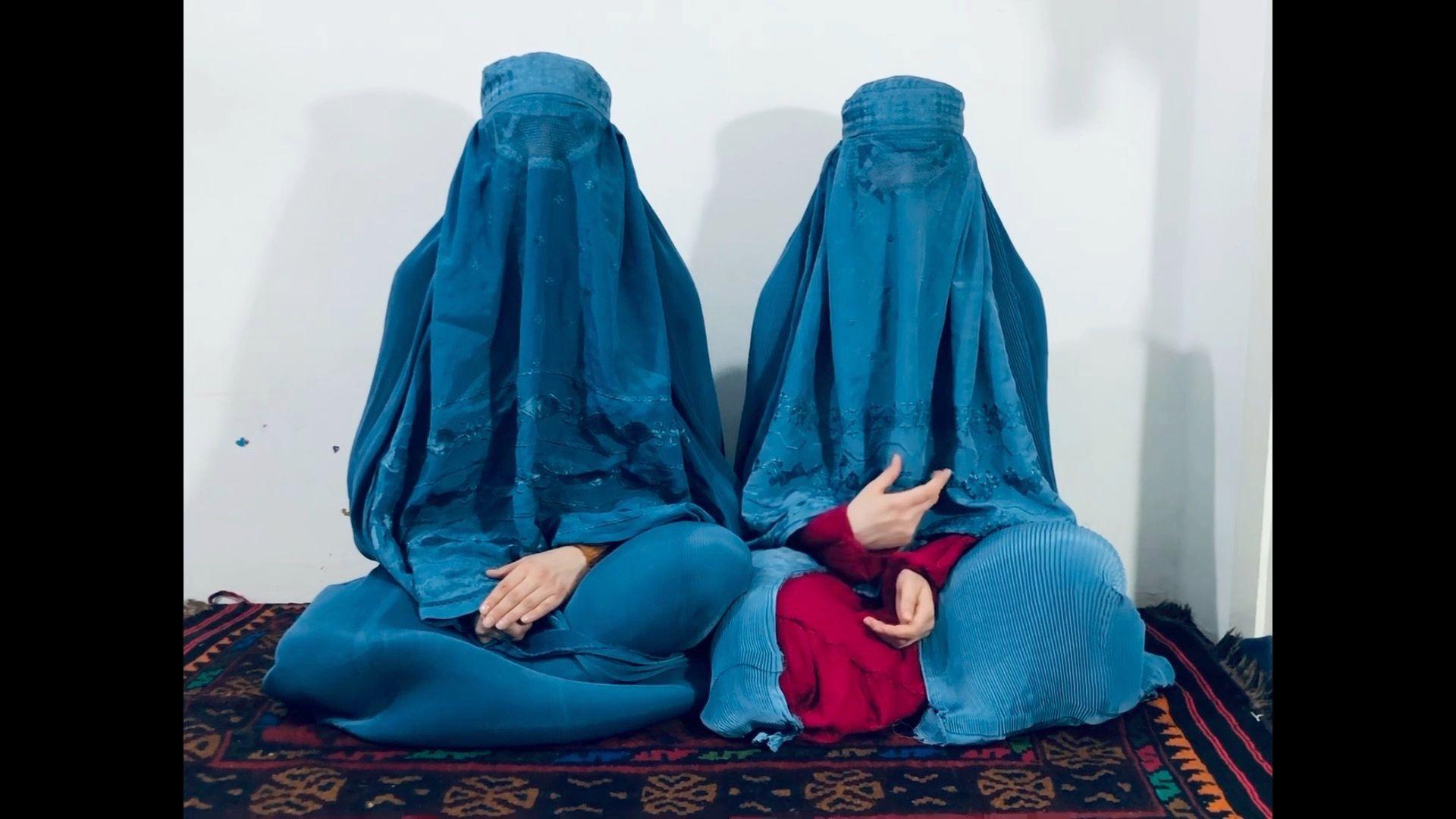 Las dos hermanas cantan vestidas con una burka