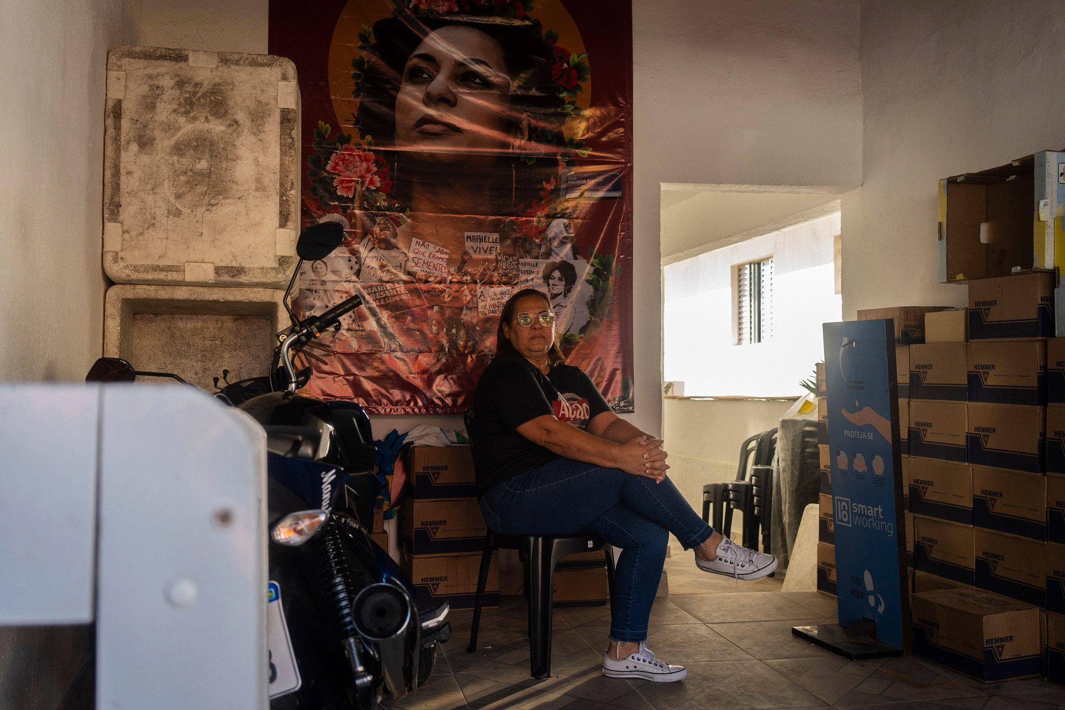 Marisa Munção dentro de sala - de centro comunitário, aparentemente