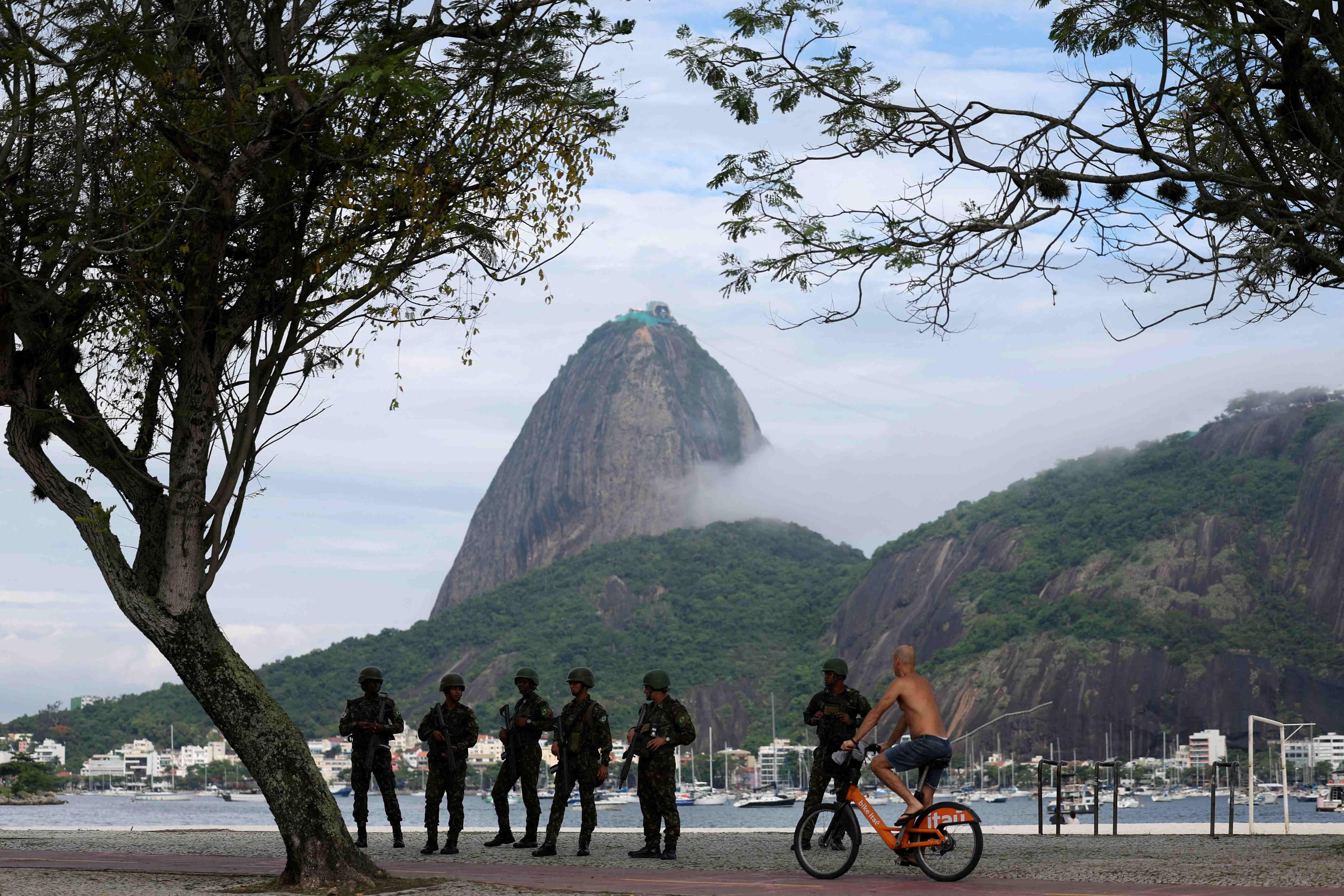 Policiais com pao de açucar de fundo