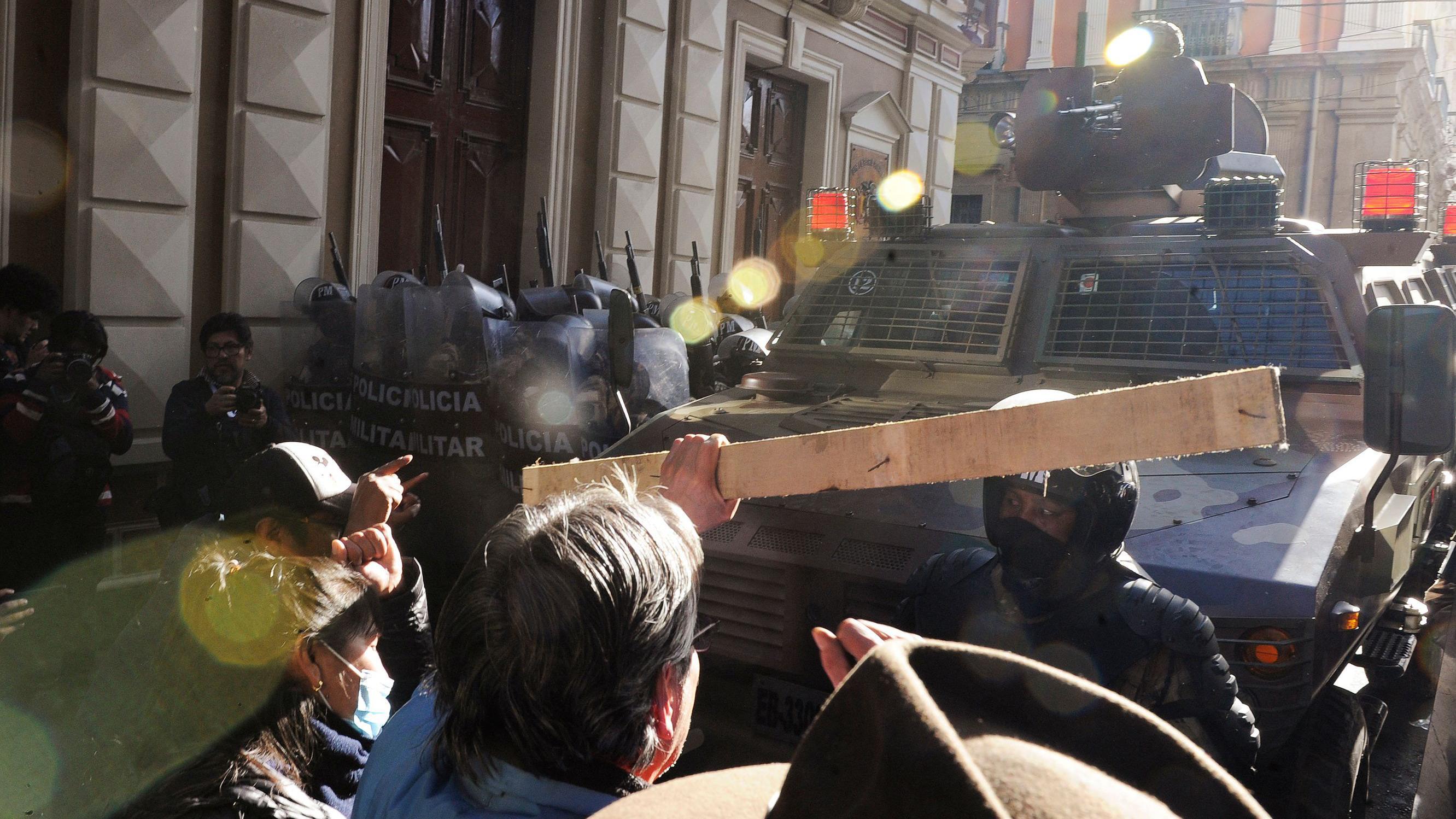 Un vehículo blindado se despliega frente al Palacio Quemado en la Plaza Murillo en La Paz el 26 de junio de 2024.