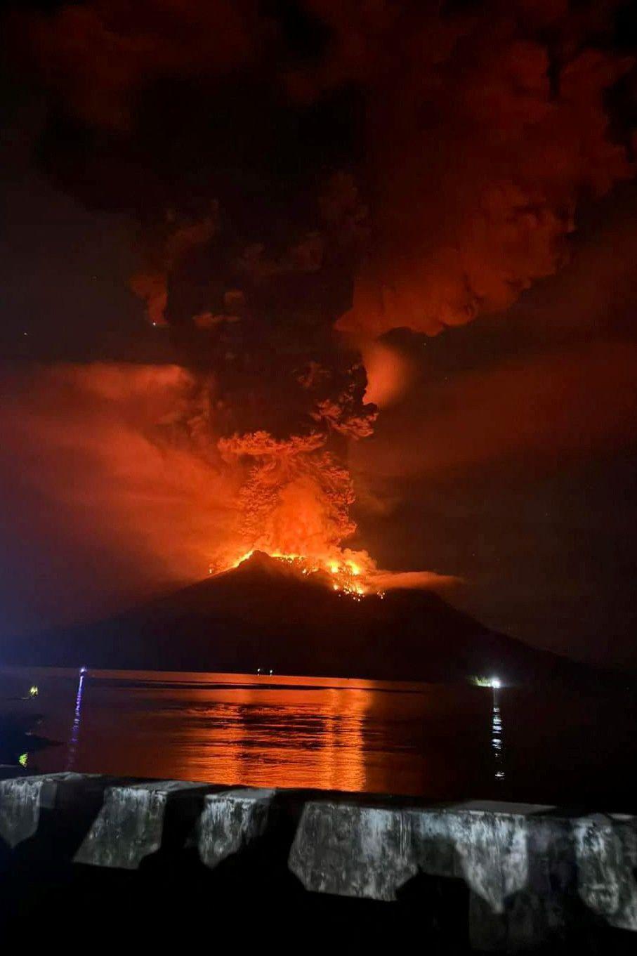 Vulcão em erupção, Indonésia