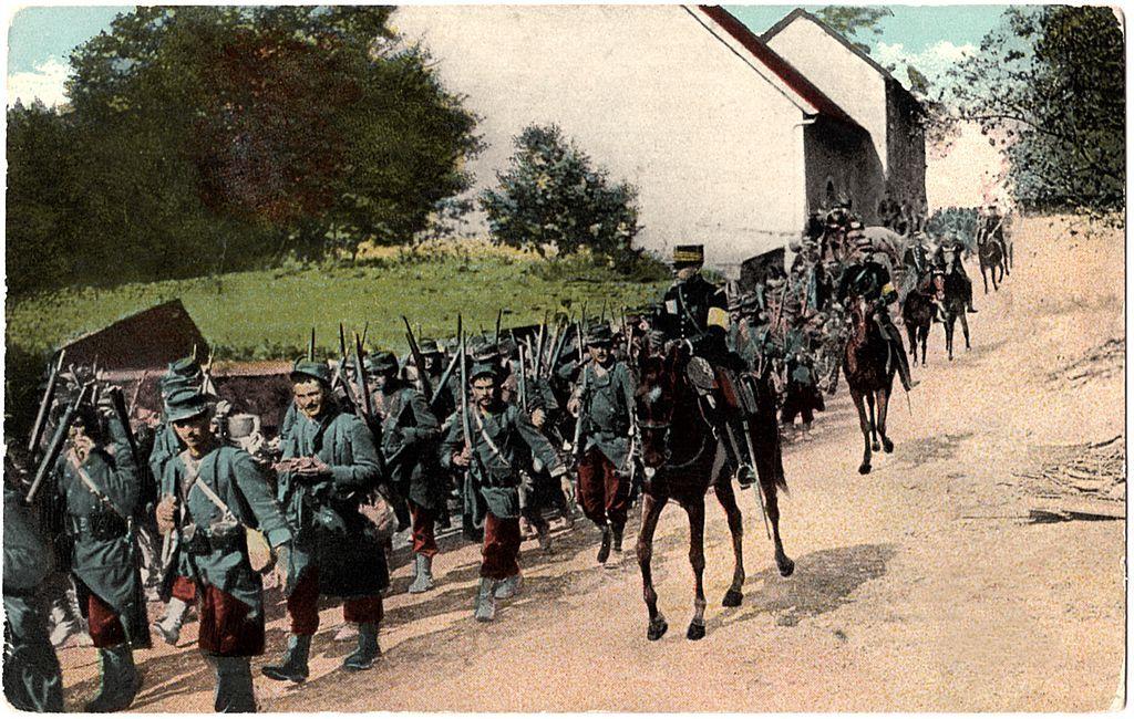 Soldados franceses marchando al frente de batalla en 1914.