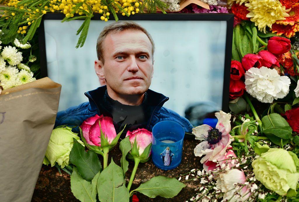 Una foto de Navalny rodeada de flores.
