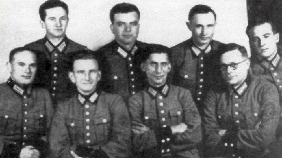 Román Shujévych (segundo desde la izquierda abajo) junto a otros integrantes del batallón 201 en 1942.