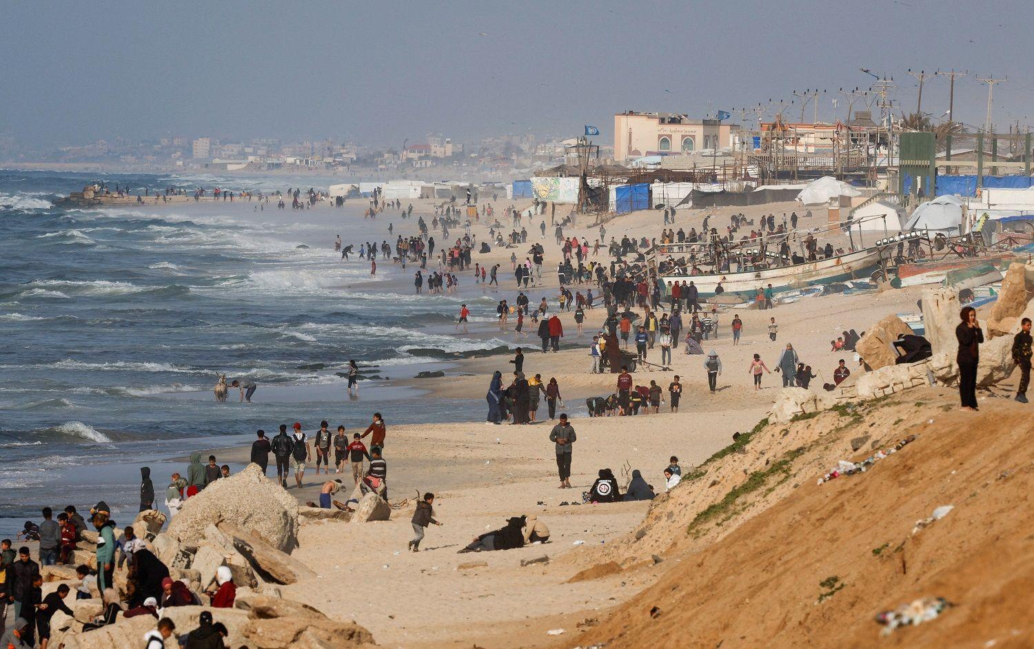 فلسطينيون عند الشاطئ ينتظرون سقوط المساعدات الجوية