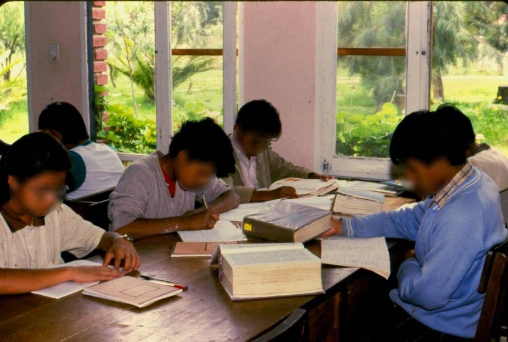 Alunos estudando no Colégio Juan 23