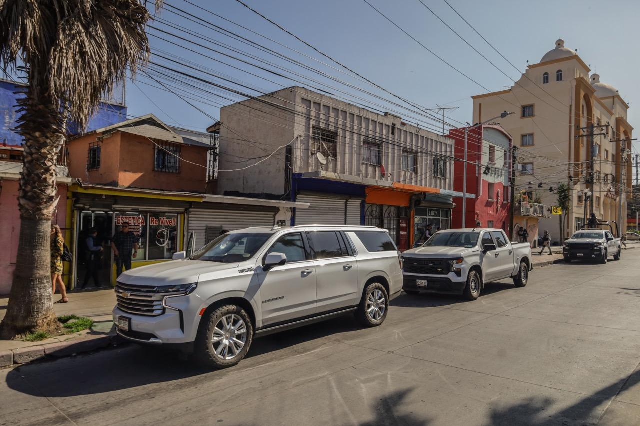 Parte del convoy de seguridad de la presidenta municipal Montserrat Caballero en la “zona roja” de Tijuana, México, en agosto de 2023.