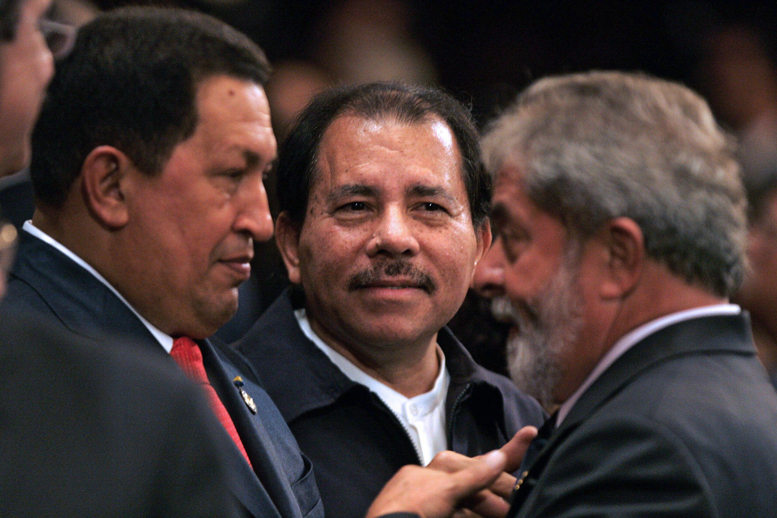 Lula habla con Hugo Chávez y Daniel Ortega en 2008