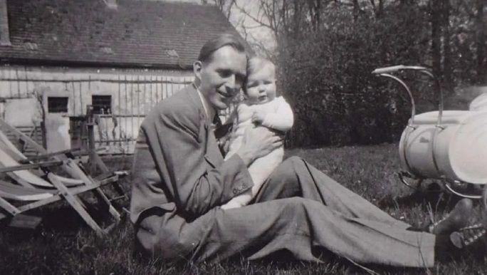لوز لونغ يستمتع باحتضان ابنه الأول كاي في عام 1942، قبل أشهر من مقتله وهو يقاتل من أجل ألمانيا أثناء تقدم الحلفاء في صقلية