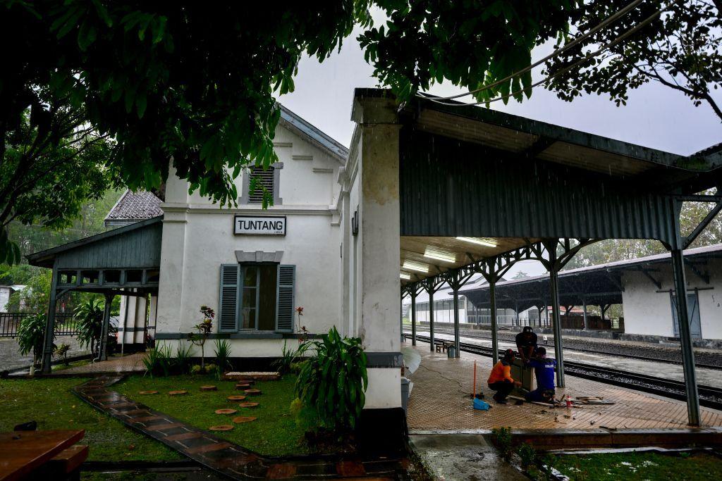 Para pekerja memperbaiki pintu tua di Stasiun Tuntang, Jawa Tengah, ada 24 September 2024 ini