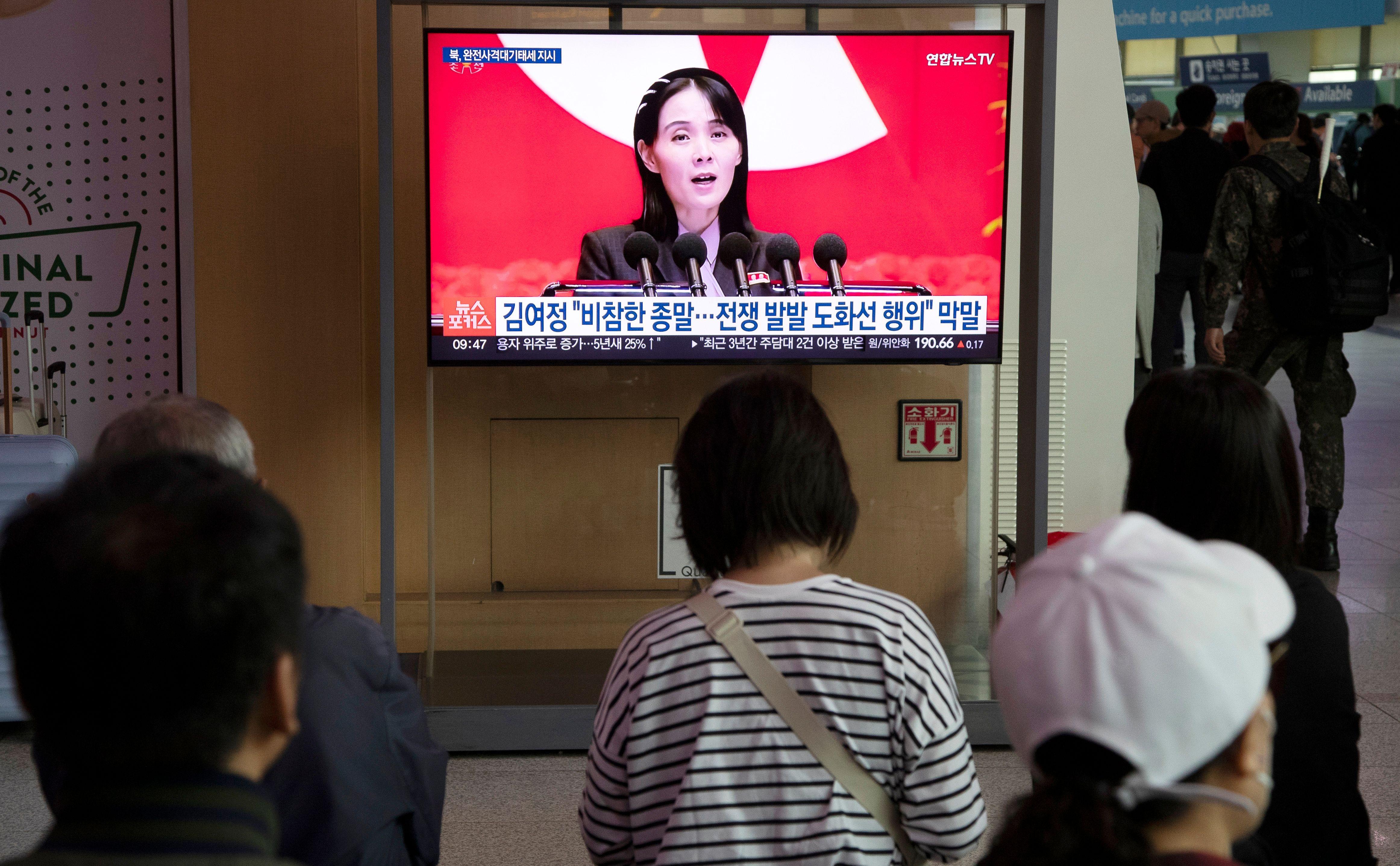 김여정 북한 노동당 부부장이 한국 군이 '북한 정권의 종말'을 언급한 데 대해 "무도한 도전 객기는 대한민국의 비참한 종말을 앞당길 것"이라고 응수하며 "전쟁발발의 도화선에 기어코 불을 달려는 특대형 범죄행위"라고 말하는 장면을 한국 시민들이 TV로 보고 있다. 