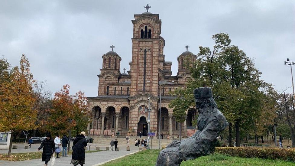 Spomenik ispred Crkve Svetog Marka u Beogradu je rad vajara Zorana Maleša
