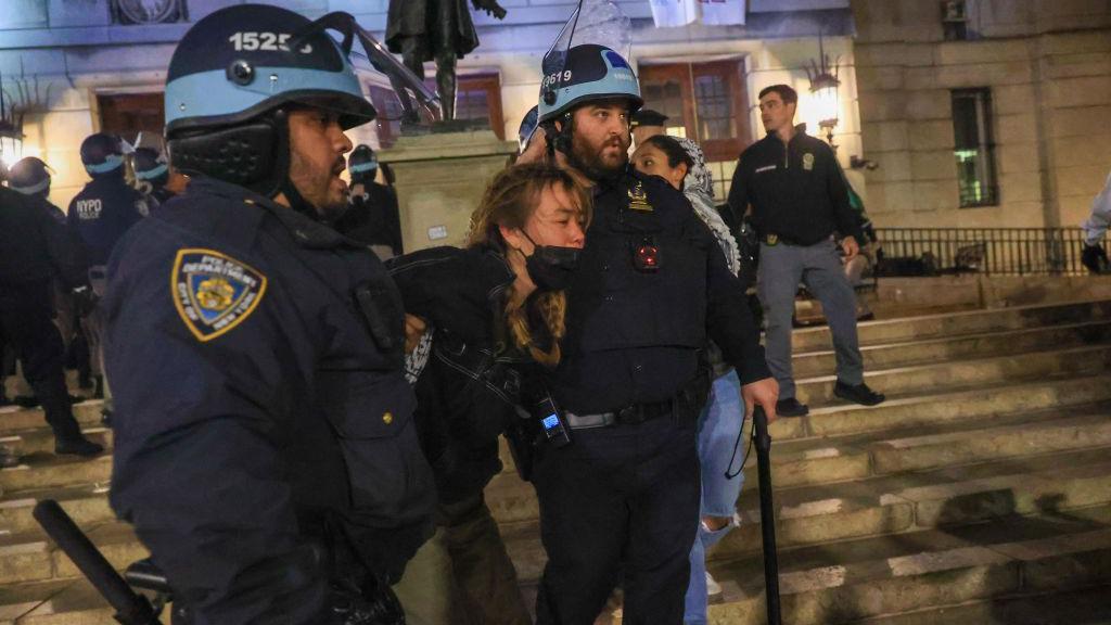 Policía ingresando a la universidad de Columbia y arrestando a manifestante
