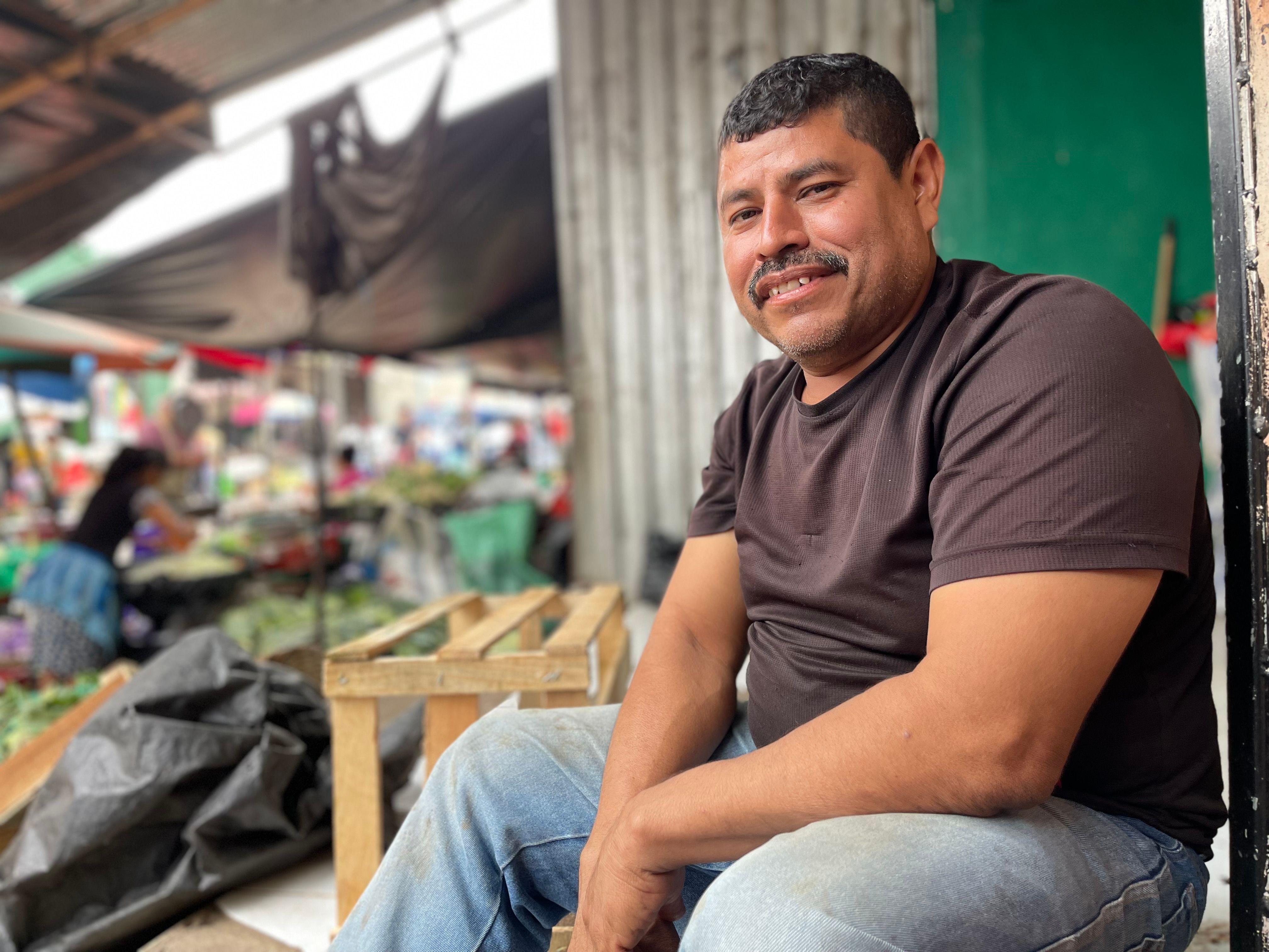 Salvador Lima en el mercado Colón de Santa Ana, El Salvador, en febrero de 2024.