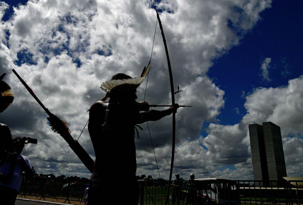 Indígena aponta flecha para o Congresso