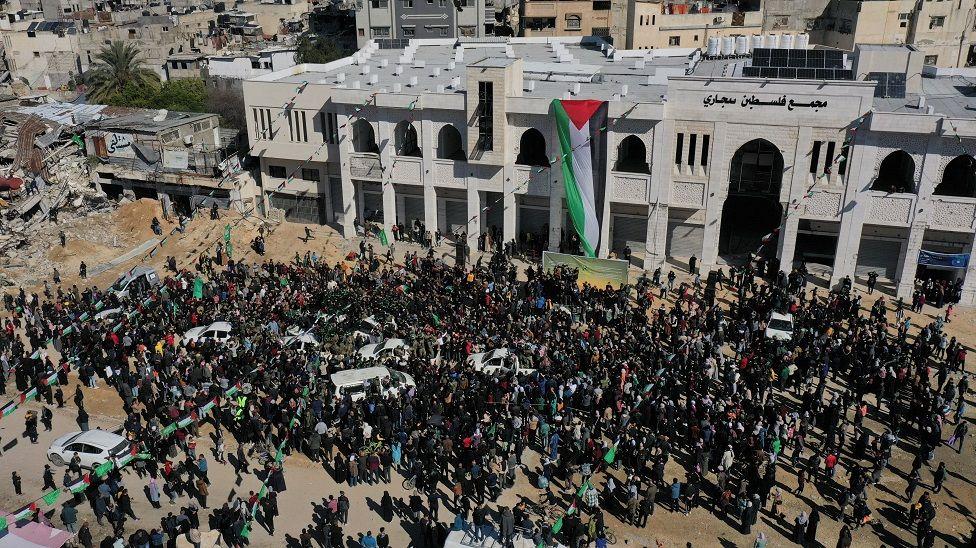 Concentración de civiles en la Plaza Palestina