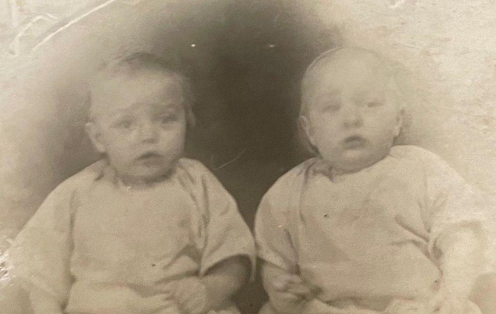Foto antiga de dois bebês