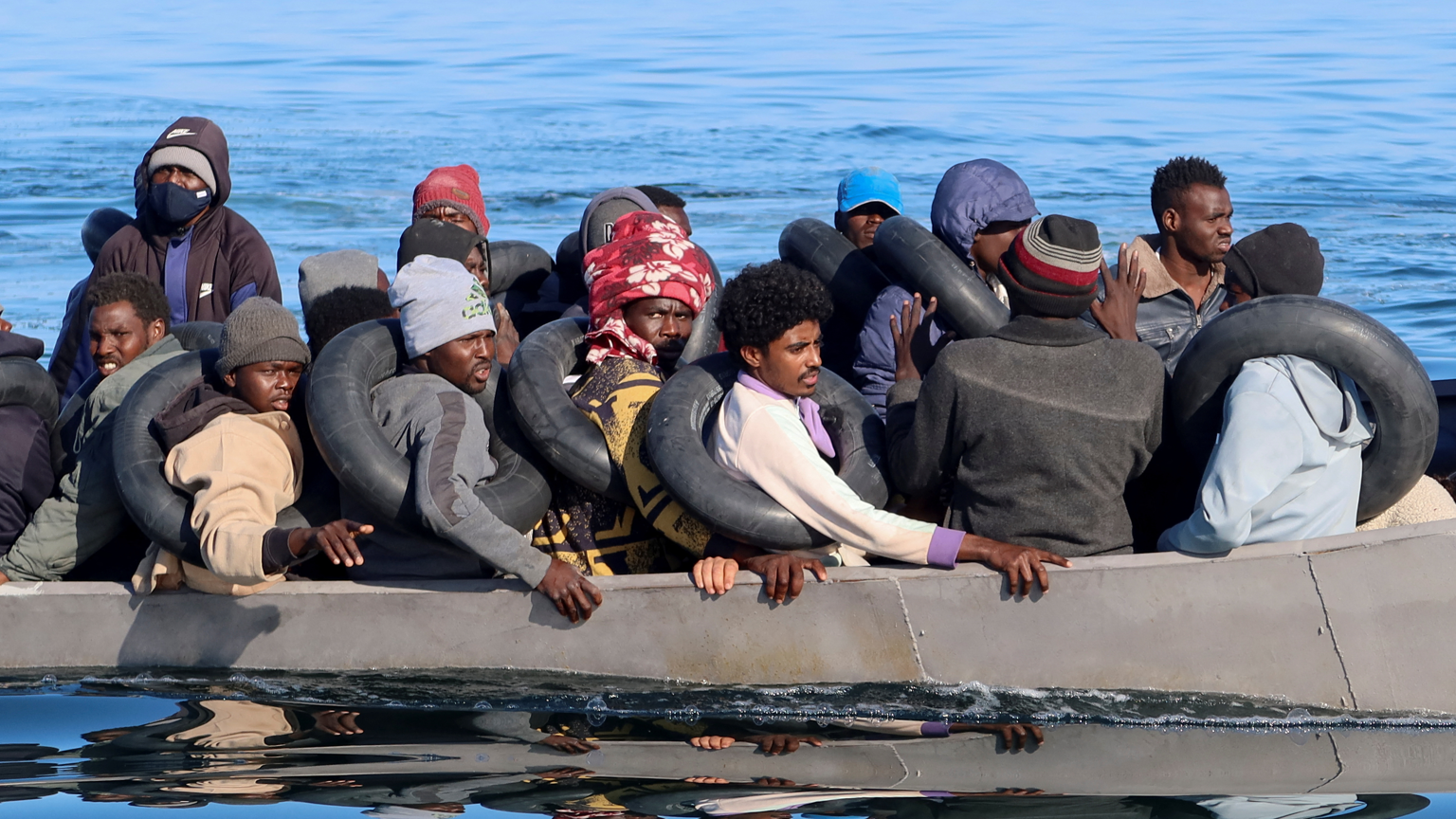 مهاجرون يبحرون على متن قارب من تونس