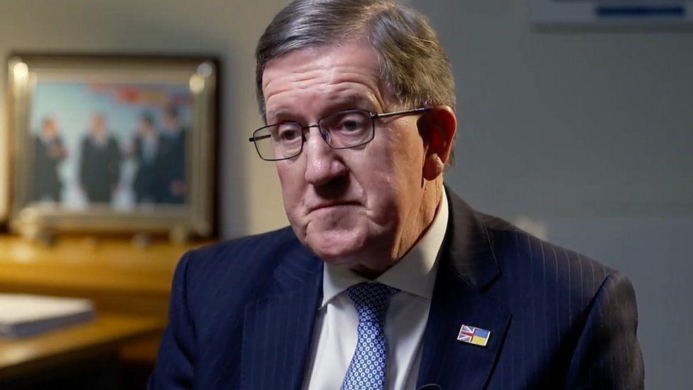 Lord Robertson em sala durante entrevista