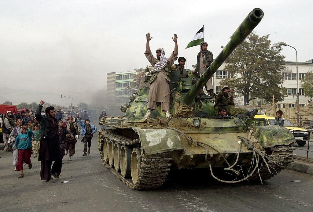 Combatientes de la Alianza del Norte respaldados por la coalición entran con tanques a Kabul mientras los talibanes se retiran.
