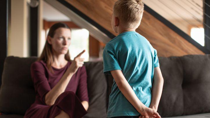 Mãe conversa e aponta dedo para filho