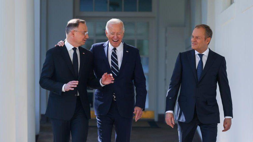 Tusk, Biden e Duda caminham juntos e conversam 