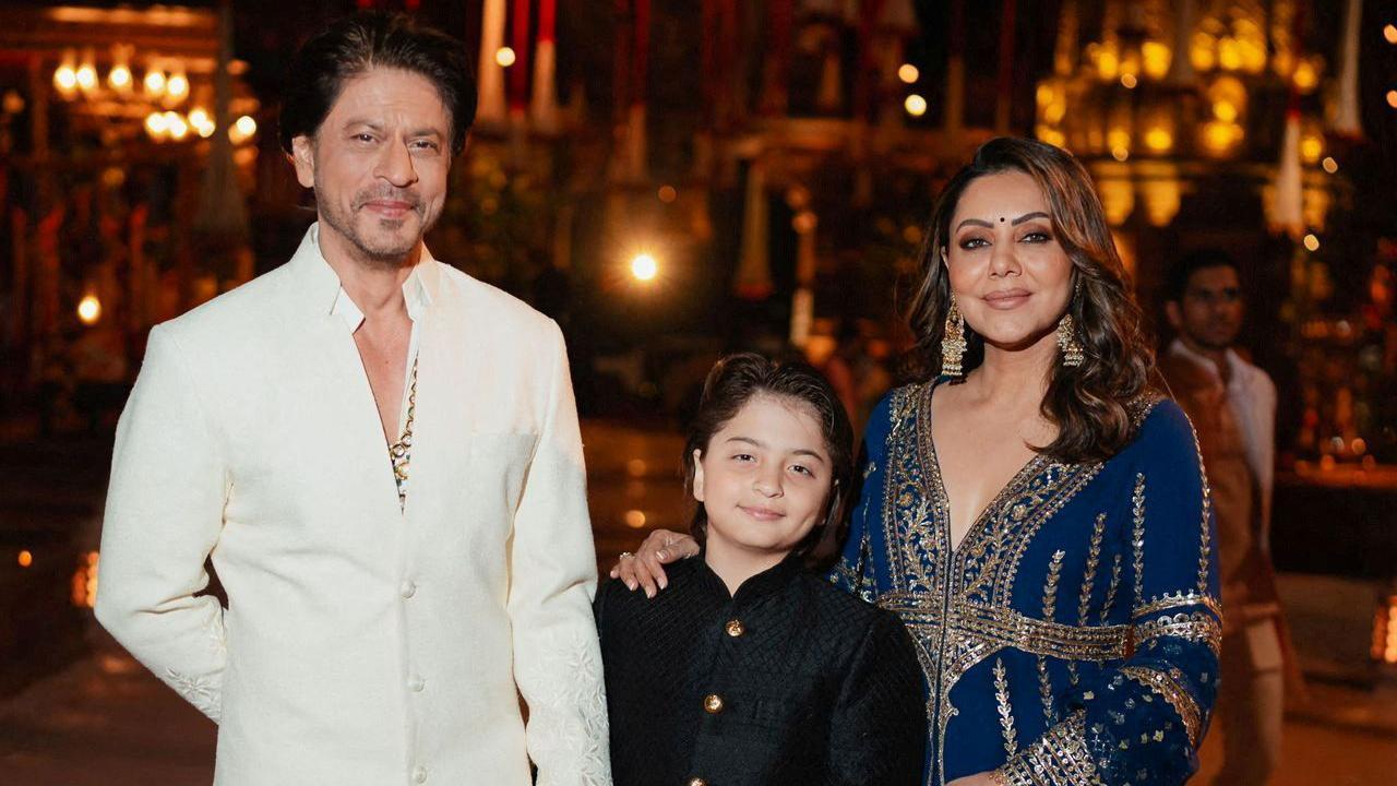 Actor Shah Rukh Khan, su esposa Gauri y su hijo Abram posan durante las celebraciones previas a la boda, in Jamnagar, Gujarat, India