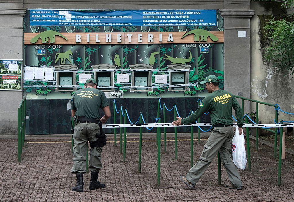 Bilheteria do zoológico do Rio sendo interditada por funcionários do Ibama