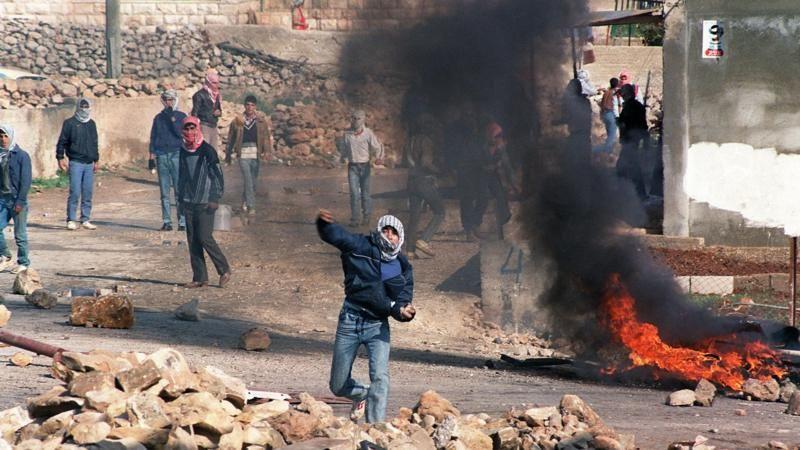 الكوفية: حكاية قماش نسجت الهوية الفلسطينية منذ الثورة الكبرى