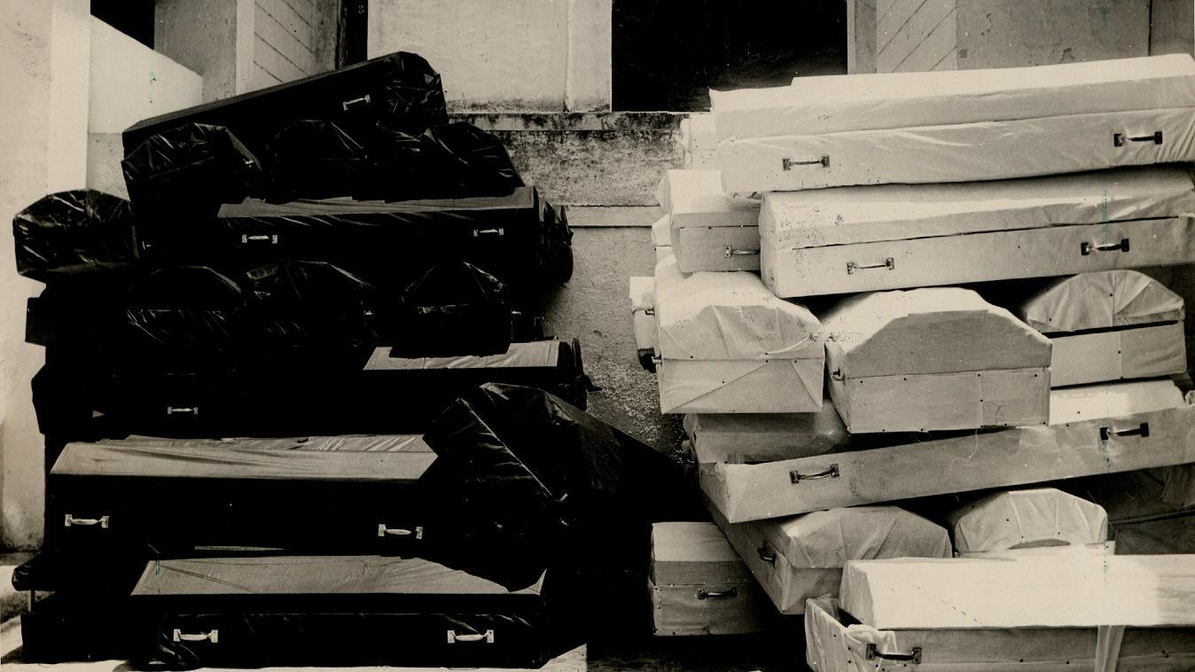 Pilha de caixões construídos para vítimas