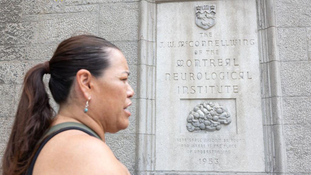 Madre Mohawk Kwetiio passa pela placa de dedicação na ala McConnell do Montreal Neurological Institute-Hospital em 17 de julho de 2024, em Montreal, Canadá.