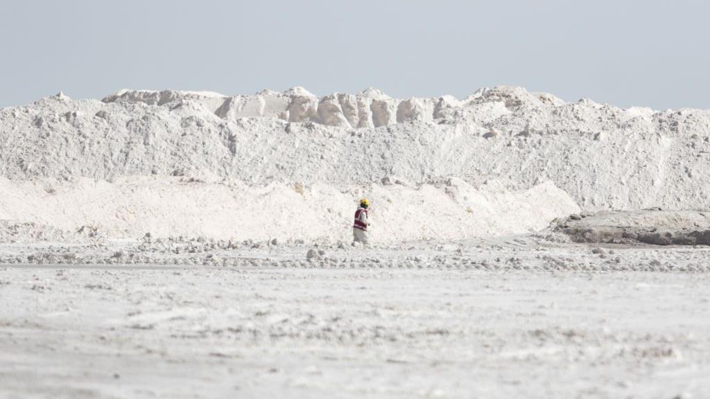 Trabalhador caminha em salar em planta de lítio em Uyuni, na Bolívia