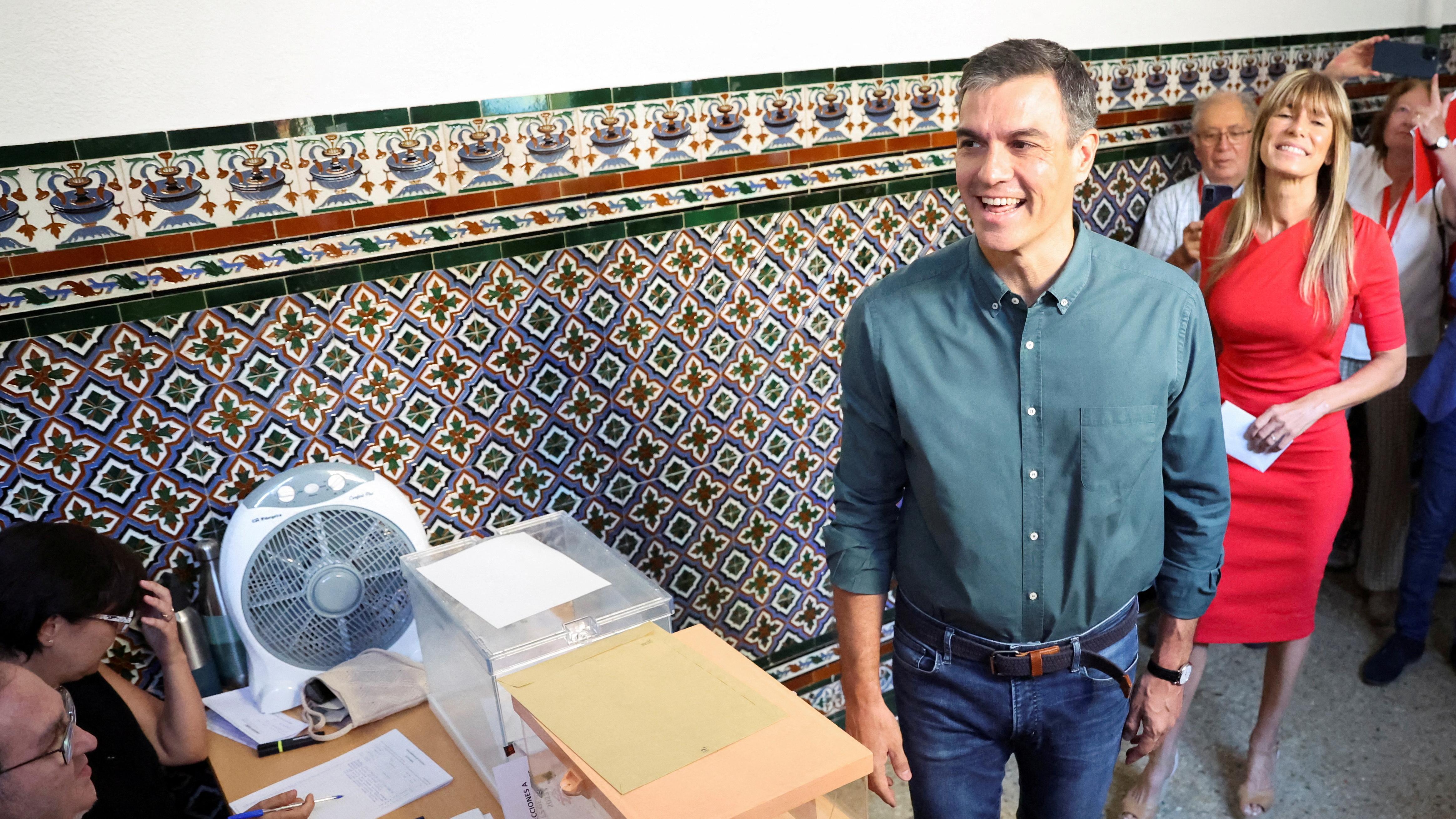 بيدرو سانشيز يدلي بصوته في إحدى اللجان الانتخابية في العاصمة مدريد