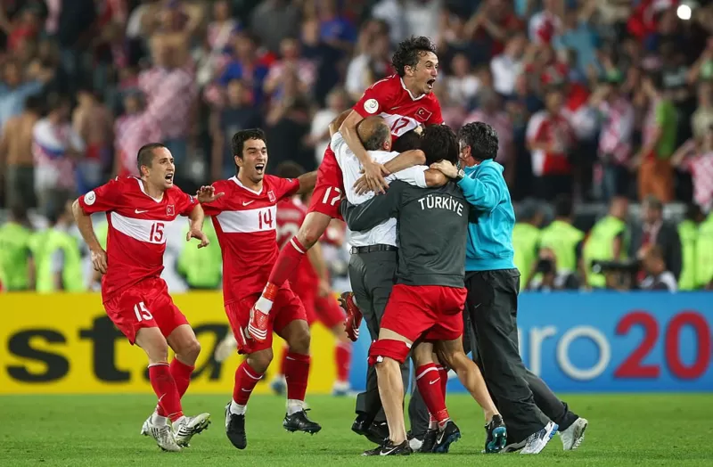 Fatih Terim yönetiminde Türkiye, EURO 2008'de üçüncü oldu.