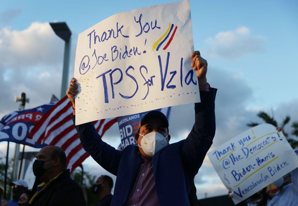 Un manifestante le agradece a Joe Bien por el TPS