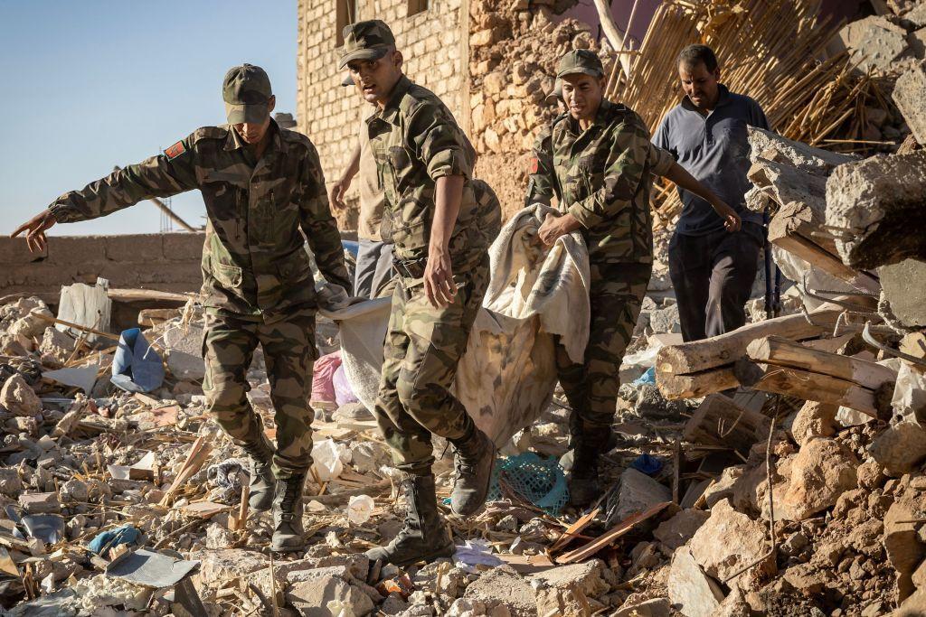 القوات المسلحة الملكية المغربية تقوم بإجلاء جثة من منزل دمره الزلزال في قرية تافجيغت الجبلية