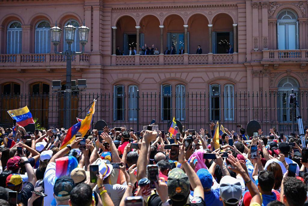 Venezolanos saludan a Javier Milei y Edmundo González en la Plaza de Mayo