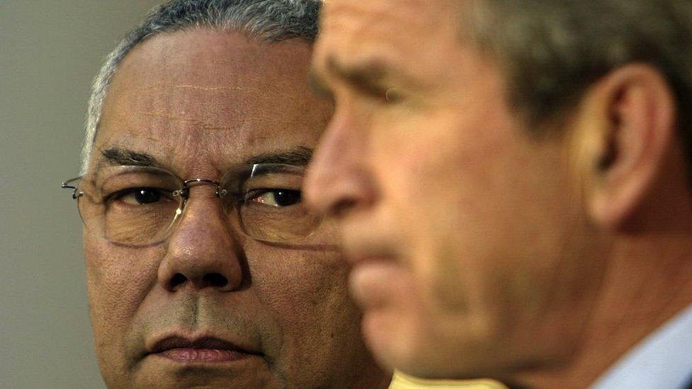 Colin Powell ao lado de George W. Bush