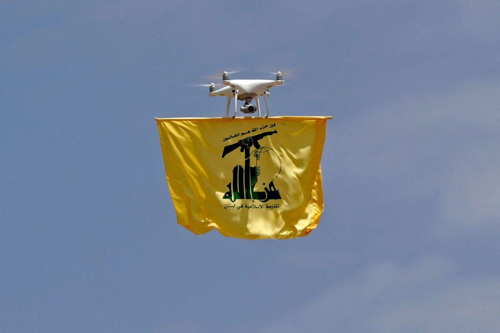طائرة بدون طيار تحمل علم حزب الله اللبناني فوق عرمتا المتاخمة لإسرائيل في 21 مايو/أيار 2023 قبل ذكرى انسحاب إسرائيل من جنوب لبنان في عام 2000.