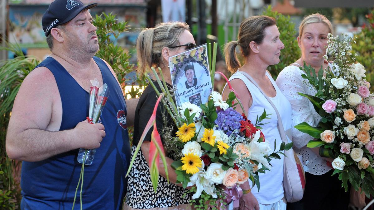 Keluarga korban bom Bali membawa rangkaian bunga saat Peringatan 20 Tahun Tragedi Bom Bali di Monumen Ground Zero, Badung, Bali, Rabu (12/10/2022).