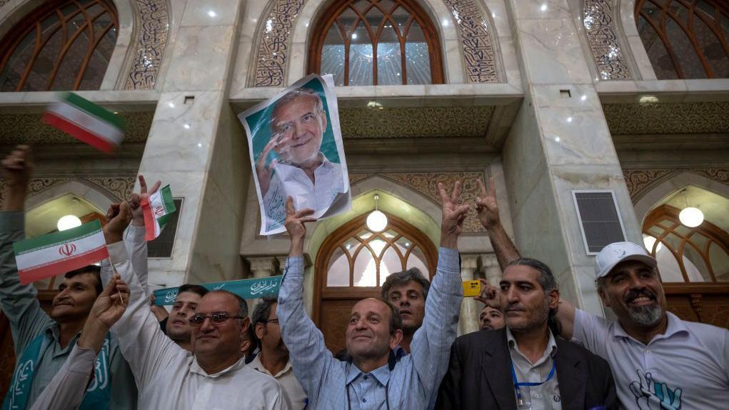 إيرانيون يحتلفون بفوز بزشكيان بالرئاسة بعد إعلان النتائج رسميا