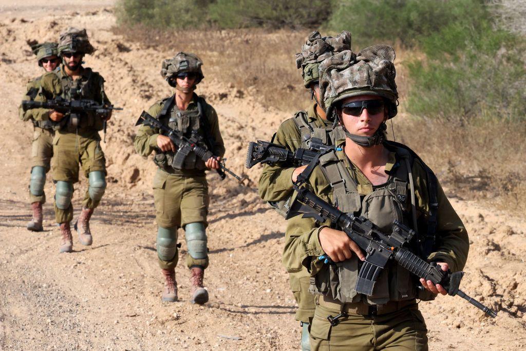 جنود إسرائيليون يقومون بدورية حول موقع على طول الحدود مع قطاع غزة في 13 يونيو/حزيران 2024