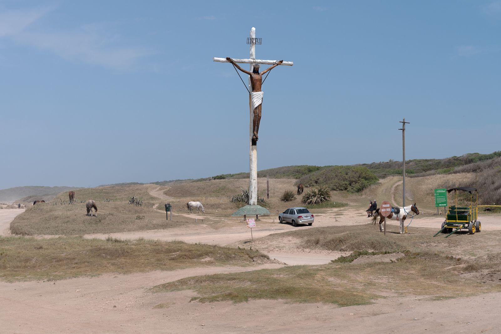 Una cruz gigante con un Cristo crucificado en la región de Vaca Muerta, Argentina.