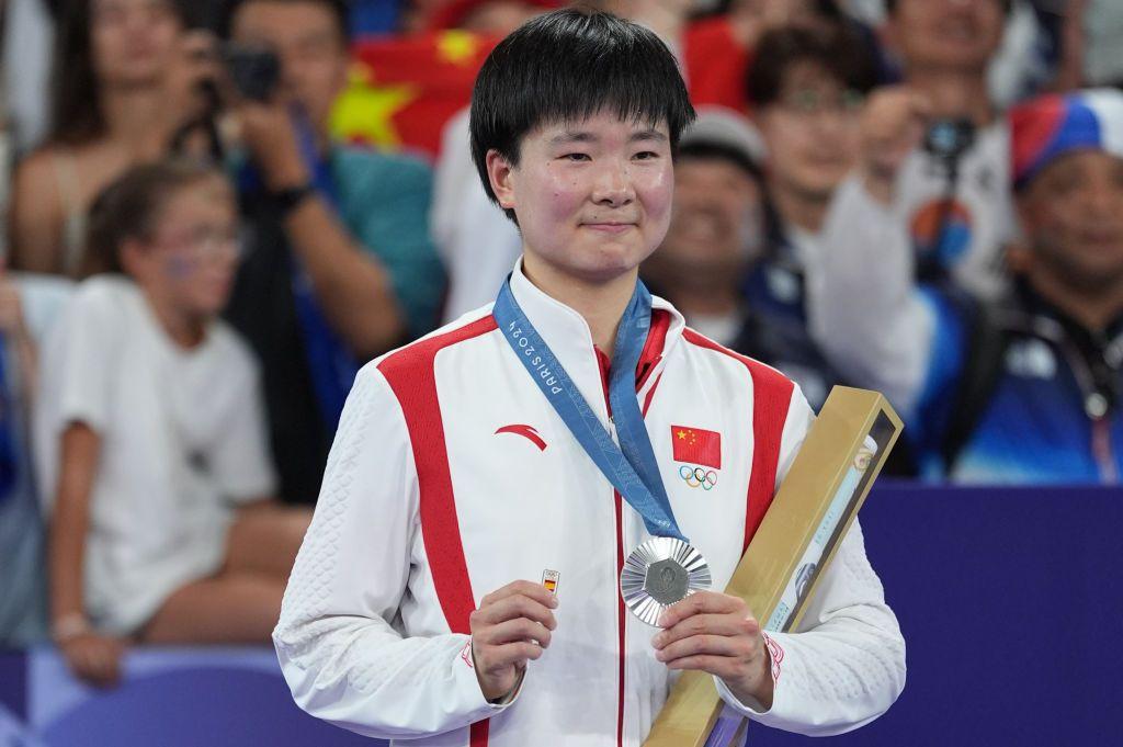  He Bing Jiao con a medalha de prata