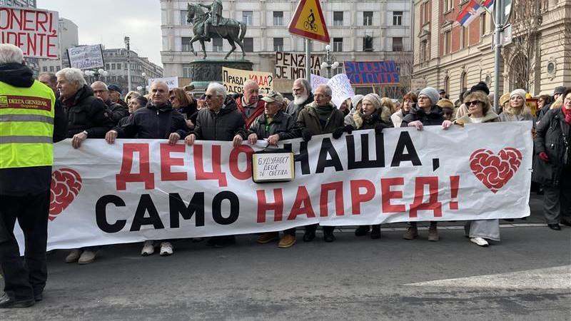 Penzioneri na Trgu republike u Beogradu pružaju podršku studentima