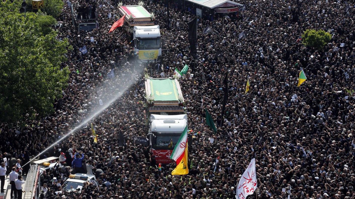 حضور شعبي لتشييع رئيسي ومرافقيه في طهران