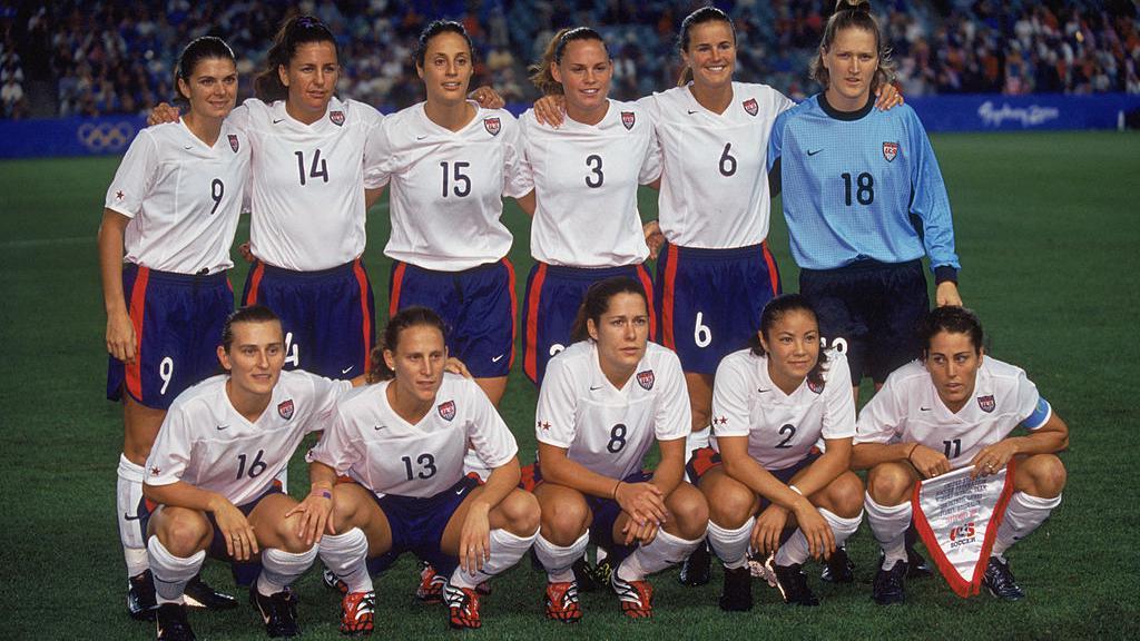 A equipe dos EUA antes da final do futebol feminino nas Olimpíadas de Sydney, na Austrália, em 28 de setembro de 2000