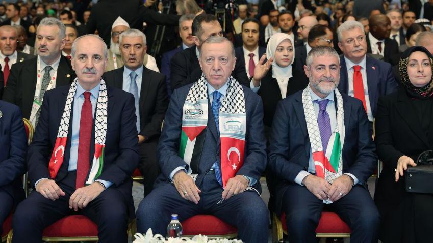 Recep Tayyip Erdogan ao lado de outras pessoas